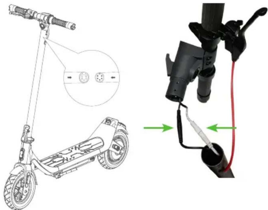 Diagram showing the installation of an electric scooter with a cable and plug, including a close-up detail of its body.