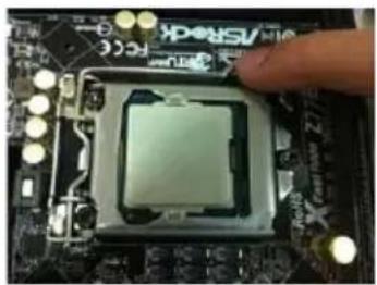 ASROCK Z77 Extreme4 - CPU Installation - 10
