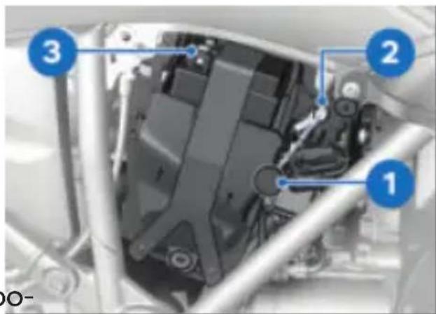 BMW R 1250 R (2023) - Contact entre les pinces polaires du câble de démarrage et le véhicule - 1