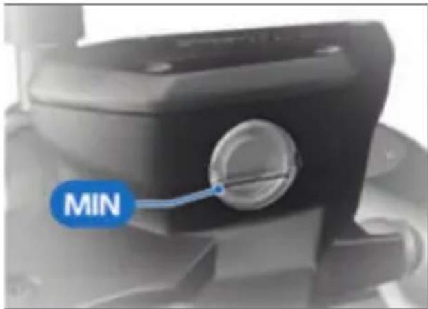BMW K 1600 GTL (2023) - Quantité de liquide de frein insuffisante ou liquide de frein contaminé dans le réservoir de liquide de frein - 3