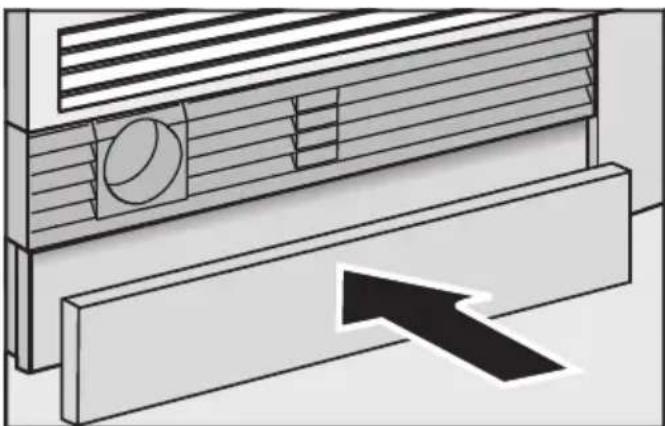 MIELE F 2413 Vi - Fixer la grille de ventilation du socle et la plinthe - 2
