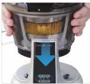 Photo of a kitchen appliance with a blue downward arrow indicating a drop in the interior area, showing Chinese text labels.
