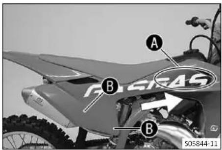 GAS GAS EX 250 (2024) - Monter le cache latéral droit - 1