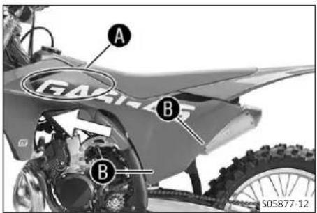 GAS GAS EX 250 (2024) - Monter le couvercle du boîtier du filtre à air - 1
