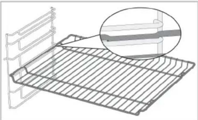 BEKO BBVM17400BPS - Mise en place de la grille métallique et du plateau métallique sur les étagères de cuisine - 1