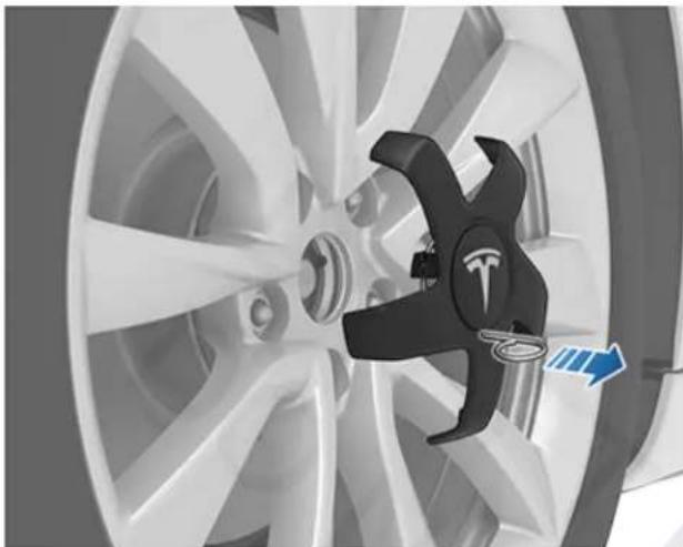 TESLA Model 3 (2017) - Dépose et installation des caches d'écrou de roue - 2