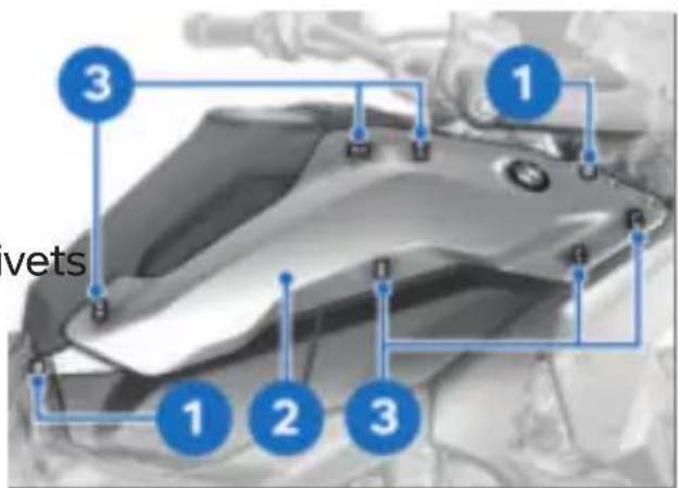 BMW R 1300 GS (2023) - Poser la garniture latérale droite - 1