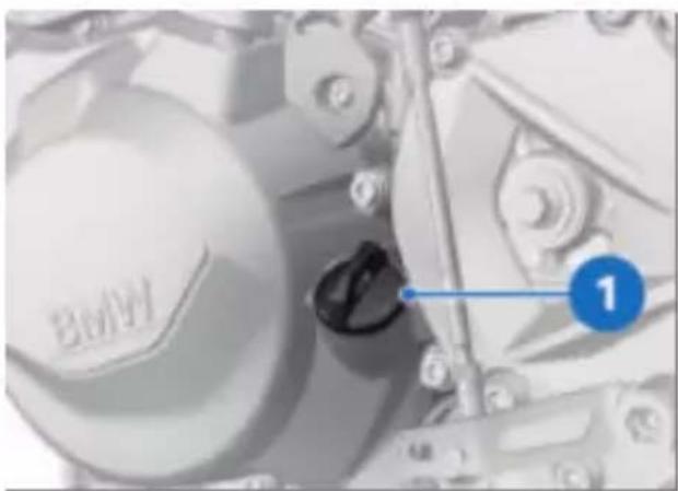 BMW F 900 GS (2023) - Faire l'appoint d'huile moteur - 3