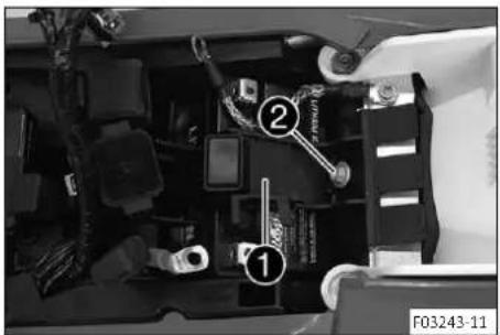 GAS GAS EC 250F (2023) - Monter la batterie 12 V - 1