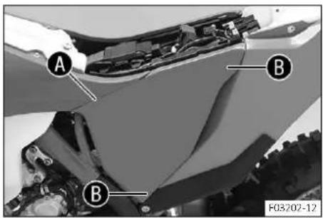 GAS GAS EC 250F (2023) - Monter le couvercle du boîtier du filtre à air - 1