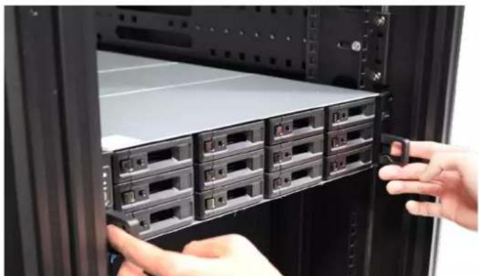 SYNOLOGY UC3200 - Pour retirer le kit de rails : - 1