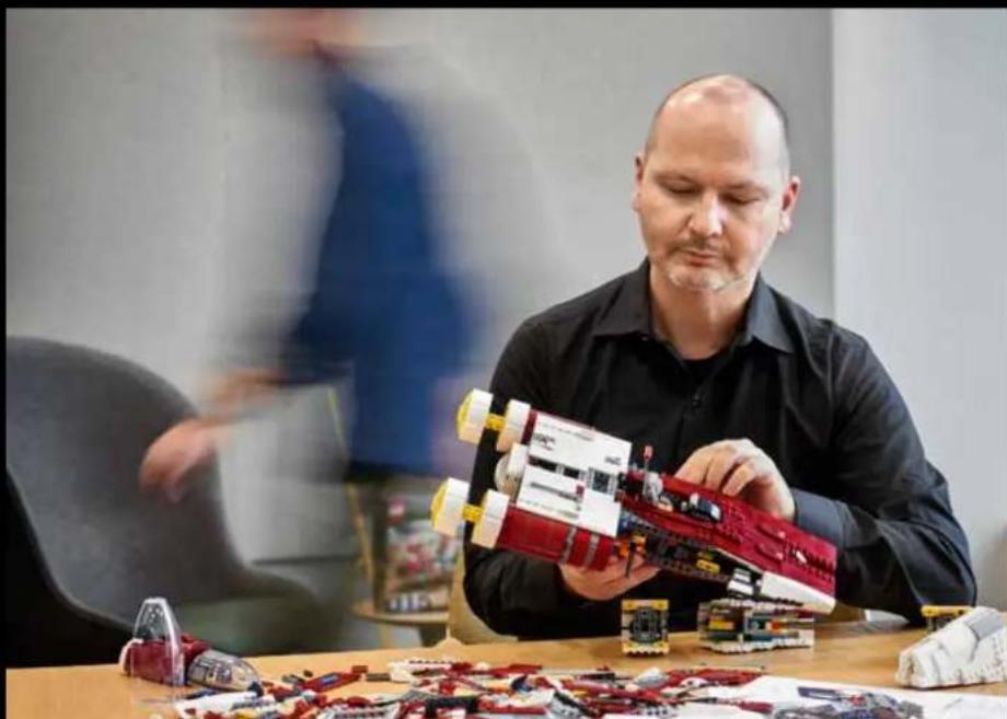 LEGO Star Wars 75275 - MEET THE MODEL DESIGNER - 1