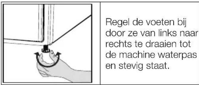 Regel de voeten bij door ze van links naar rechts te draaien tot de machine waterpas en stevig staat.