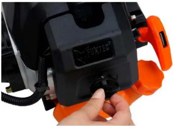 Fuxtec FX-MT152E - Limpieza del filtro de aire - 1