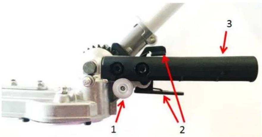Fuxtec FX-MT152E - Adjusting the cutting angle of the hedge trimmer attachment - 1