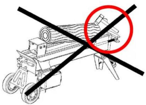 Fuxtec FX-HS26 - RELEASING A JAMMED TREE TRUNK - 2