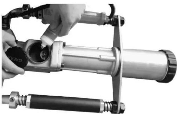 Fuxtec FX-PR165 - Ravitailler/lubrifier le cylindre d'impact - 1