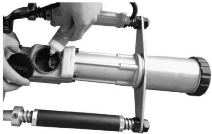 Fuxtec FX-PR165 - Rifornimento/lubrificazione del cilindro d'urto - 1