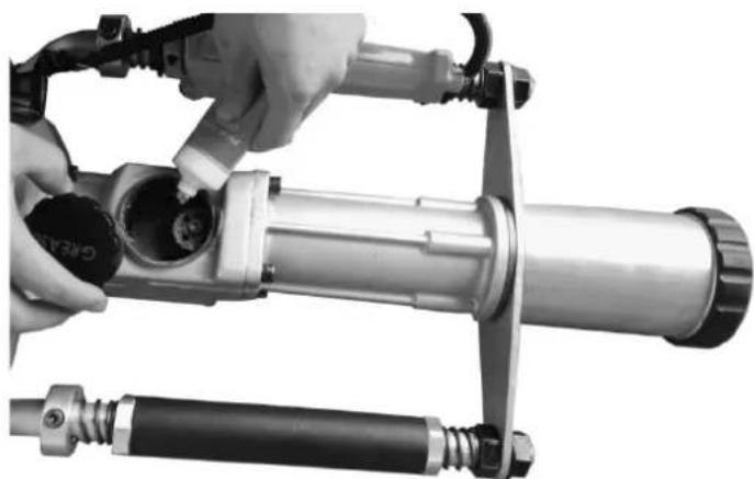 Fuxtec FX-PR165 - Betanken/Schmieren des Schlagzylinders - 1