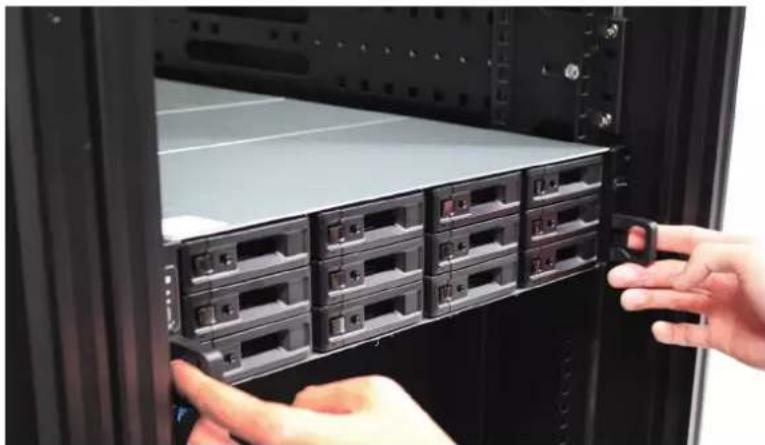 SYNOLOGY RXD1219sas - Pour retirer le kit de rails : - 1