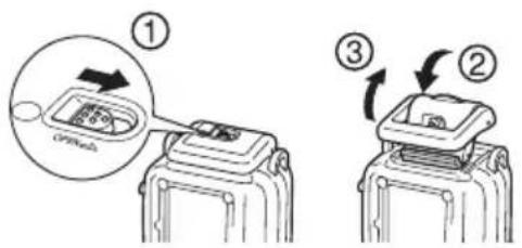 CANON WP-DC22 - Deslice el mando de bloqueo como se muestra y suelte el cierre para abrir la cubierta trasera. - 1