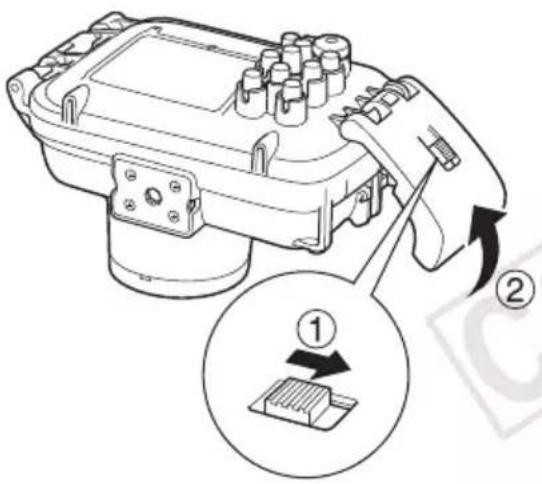 CANON WP-DC27 - 2Faites glisser le bouton de verrouillage comme indiqué sur l'illustration et librez le cliquet pour ouvrir le volet arriere. Retirez l'appareil photo du boitier. - 1