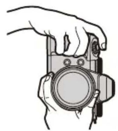 PANASONIC Lumix DC-G9M2 - Tenez l'appareil photo avec vos deux mains, gardez vos bras immobiles sur les côtés et tenez-vous debout, les pieds écartés à largeur d'épaules. - 2