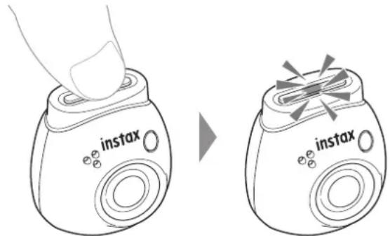 FUJIFILM Instax Pal - Appuyez sur le bouton d'alimentation sur le dessus de l'appareil photo et maintenez-le enfoncé pendant 2 secondes. - 1