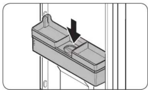 SAMSUNG RB34C600DWW - So füllen Sie den Wassertank mit Trinkwasser - 3