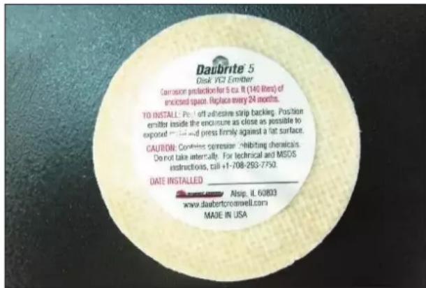 EDILKAMIN SIDE 50x50 PLUS - Sul prodotto sono presenti due pastiglie antiossidanti (una all'esterno e una all'interno nella camera di combustione). Nella fase di disimballo devono essere rimosse e smaltite come rifiuto domestico. - 1