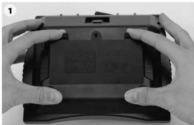 Carson Linde H 40 D - b. Einlegen der Senderbatterie - 1