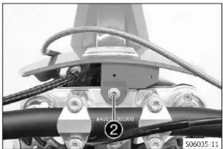 GasGas MC 50 (2024) - Monter la plaque frontale - 2