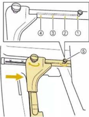 BABY LOCK Capella - Déplacez le bras gauche pour aligner la vis de droite sur le repère du cadre à broder à installer, puis resserrez les vis de serrage à main. - 1