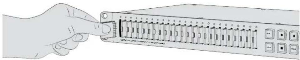 Blackmagic Design Duplicator 4K - Como inserir um cartão SD: - 1