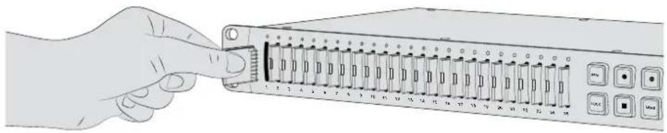 Blackmagic Design Duplicator 4K - SDカードを挿入する: - 1