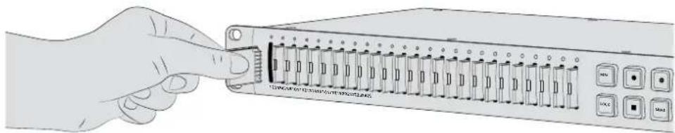 Blackmagic Design Duplicator 4K - Inserire la scheda SD: - 1