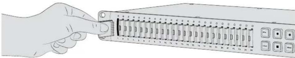 Blackmagic Design Duplicator 4K - 插入SD卡步骤如下: - 1
