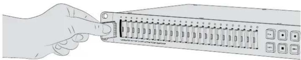 Blackmagic Design Duplicator 4K - Insérer une carte SD : - 1