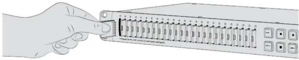 Blackmagic Design Duplicator 4K - Bir SD kartı takmak için: - 1
