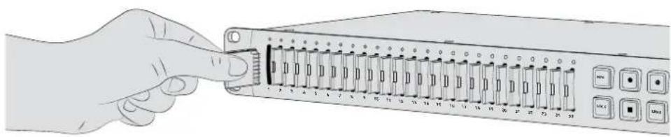 Blackmagic Design Duplicator 4K - SD 카드 삽입 방법 - 1