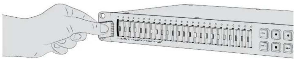 Blackmagic Design Duplicator 4K - Cómo insertar una tarjeta de memoria - 1