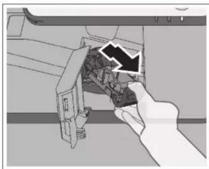 CANON imageRUNNER ADVANCE C3330i - Estrarre la cartuccia dei punti dal finisher. - 1