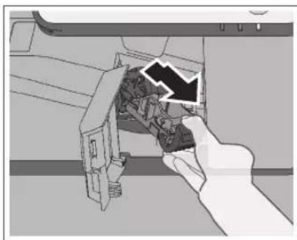 CANON imageRUNNER ADVANCE C3330i - Ziehen Sie das Heftklammernmagazin aus dem Finisher. - 1