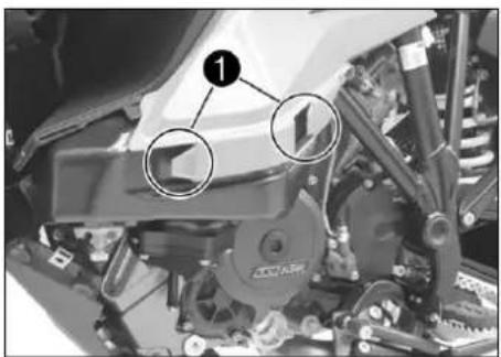 KTM 1290 Super Adventure S (2024) - Monter le carénage de réservoir de carburant inférieur - 1
