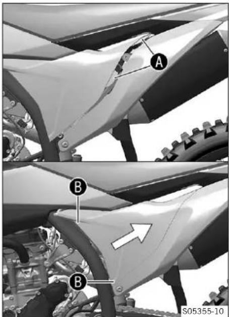 KTM 250 SX-F Factory Edition (2024) - Monter le couvercle du boîtier du filtre à air - 1
