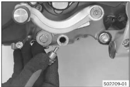 KTM 690 SMC R (2024) - TRAVAUX D'ENTRETIEN SUR LE MOTEUR - 1