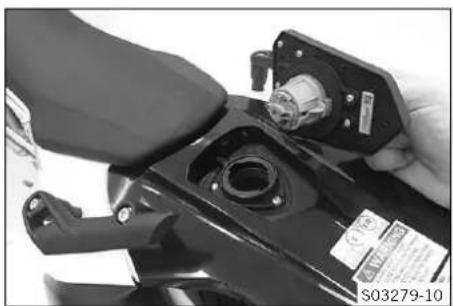 KTM 690 SMC R (2024) - Fermer le bouchon du réservoir de carburant - 1