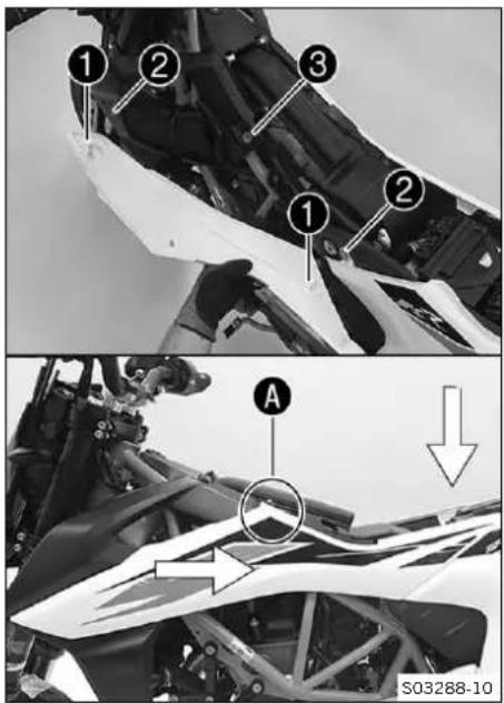 KTM 690 SMC R (2024) - Poser le cache latéral - 1