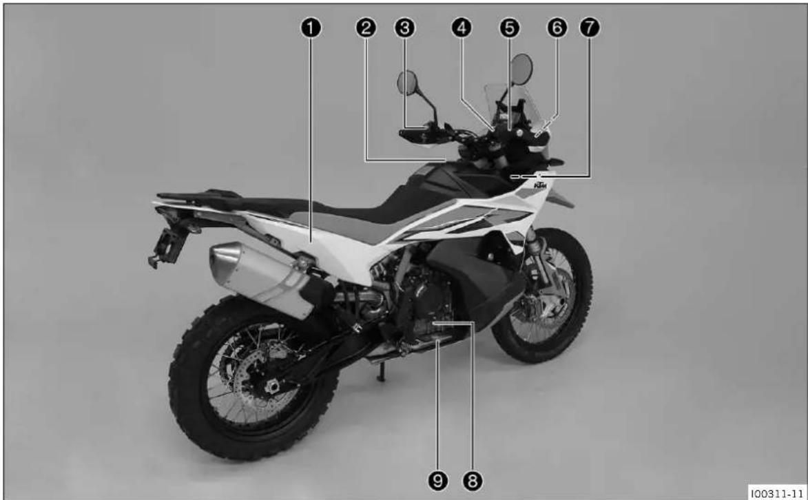 KTM 890 Adventure R (2024) - Vue arrière droite du véhicule (représentation simplifiée) - 1