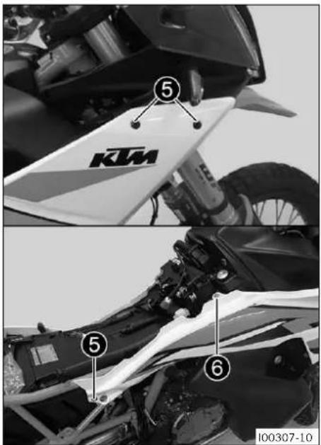 KTM 890 Adventure R (2024) - Monter le déflecteur droit du réservoir de carburant - 2